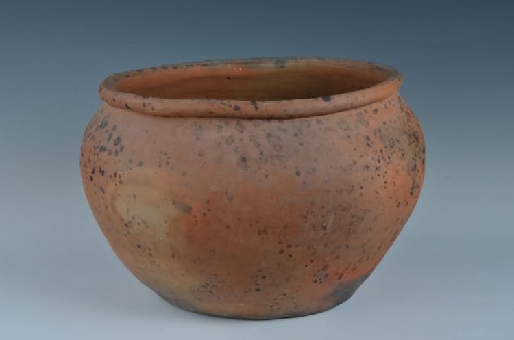 现代黎族泥条盘筑法制作陶罐