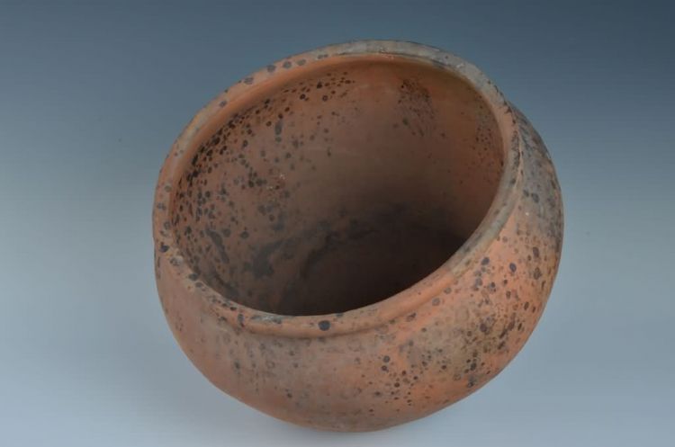 现代黎族泥条盘筑法制作陶罐