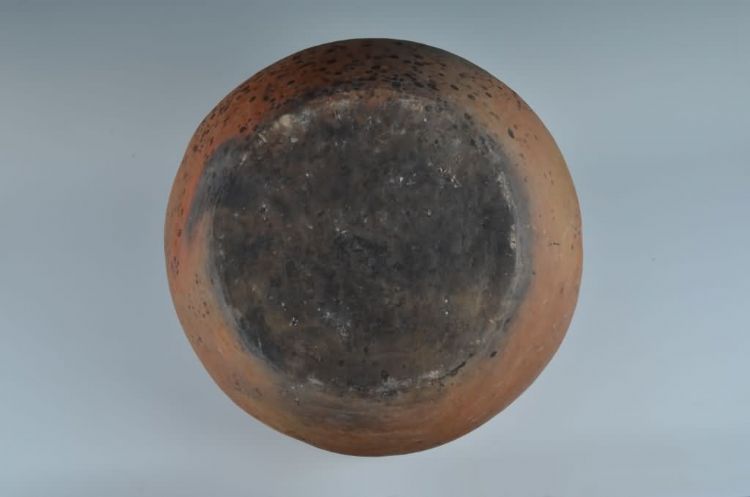 现代黎族泥条盘筑法制作陶罐