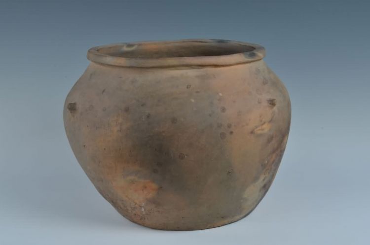 现代黎族泥条盘筑法制作乳钉纹陶罐