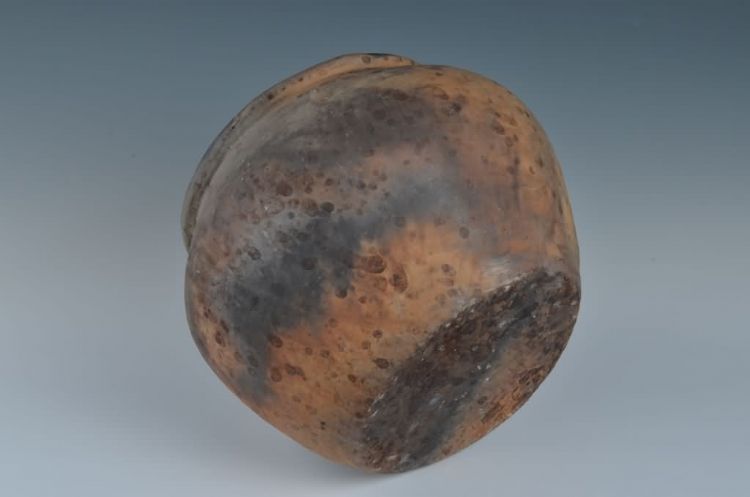 现代黎族泥条盘筑法制作乳钉纹陶罐