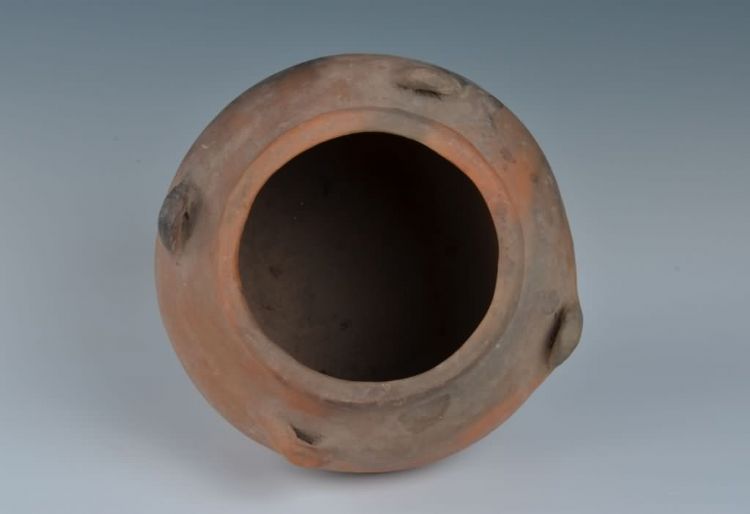 现代黎族泥条盘筑法制作四耳陶罐