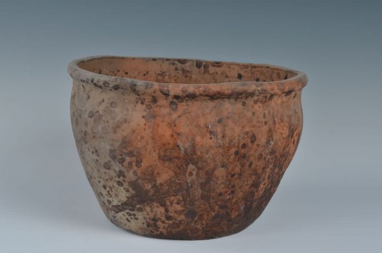 现代黎族泥条盘筑法制作陶罐