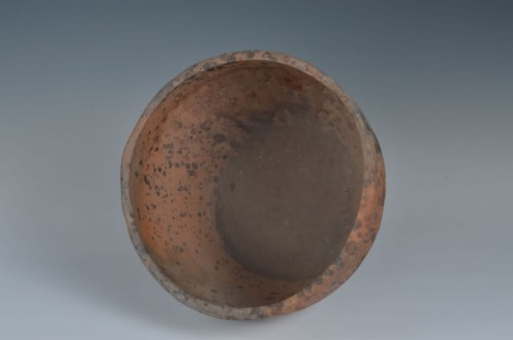 现代黎族泥条盘筑法制作陶罐