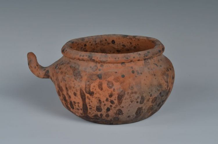 现代黎族泥条盘筑法制作带把陶罐