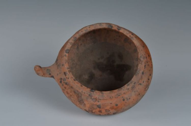 现代黎族泥条盘筑法制作带把陶罐