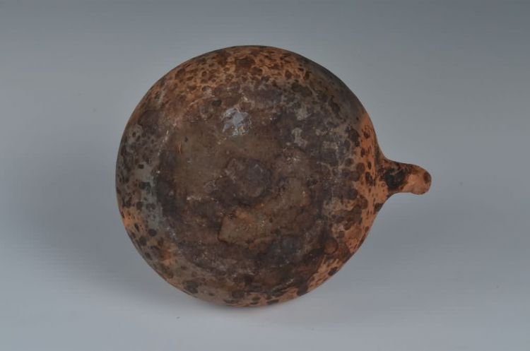 现代黎族泥条盘筑法制作带把陶罐