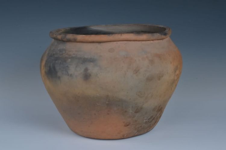 现代黎族泥条盘筑法制作陶罐