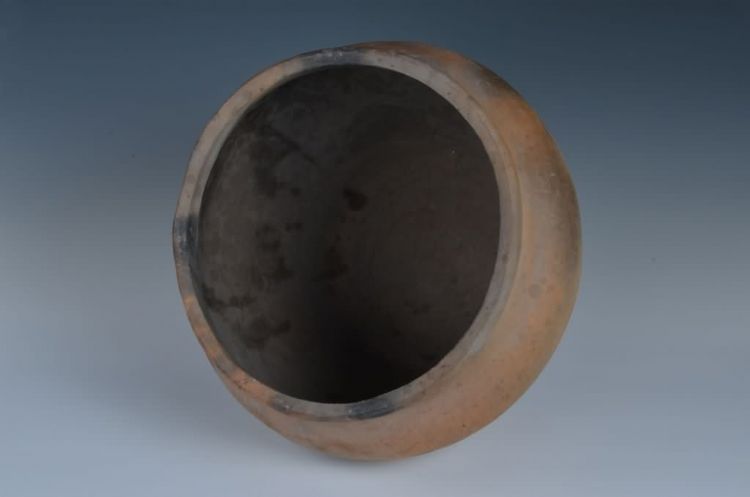 现代黎族泥条盘筑法制作陶罐