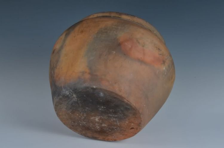 现代黎族泥条盘筑法制作陶罐