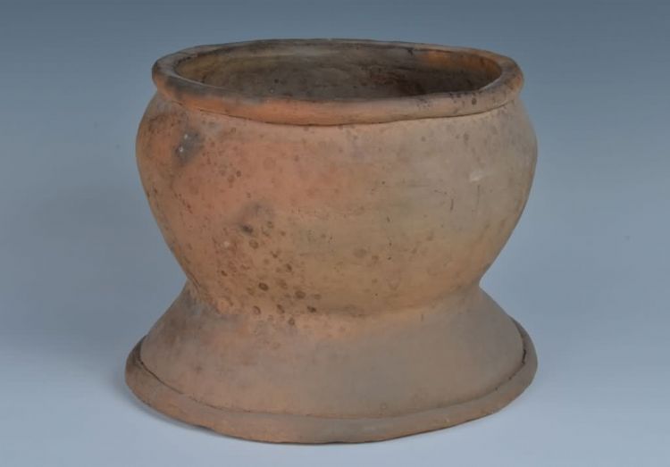 现代黎族泥条盘筑法制作蒸陶罐