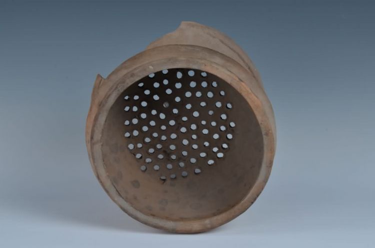 现代黎族泥条盘筑法制作蒸陶罐