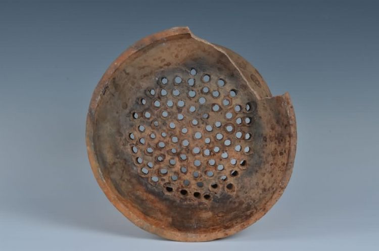 现代黎族泥条盘筑法制作蒸陶罐