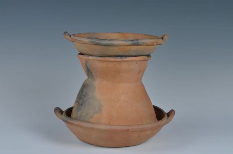 现代黎族泥条盘筑法制作蒸酒陶器