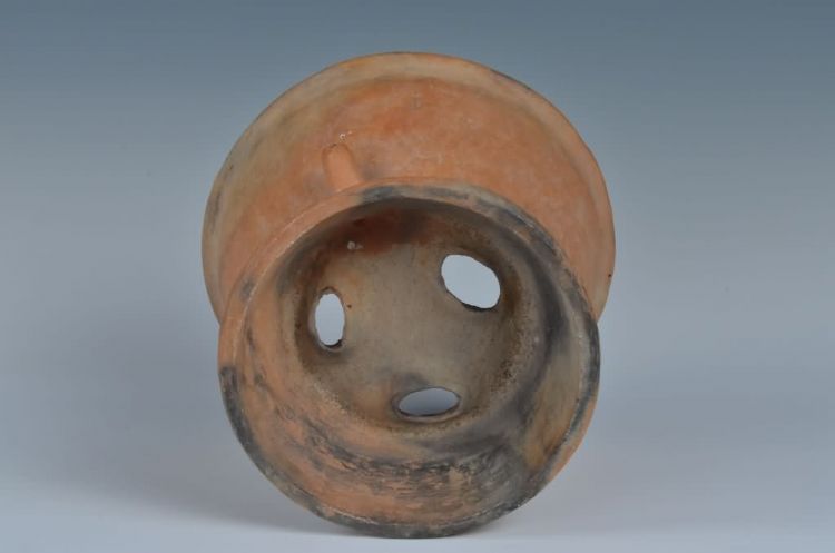 现代黎族泥条盘筑法制作蒸酒陶器