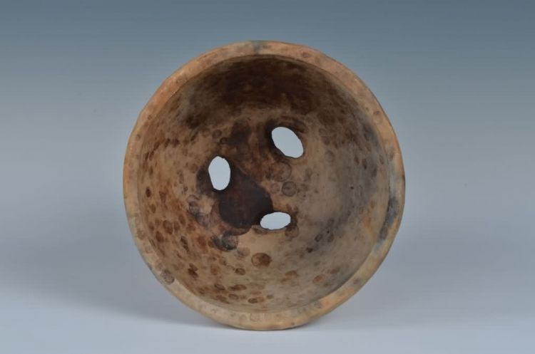 现代黎族泥条盘筑法制作蒸酒陶器