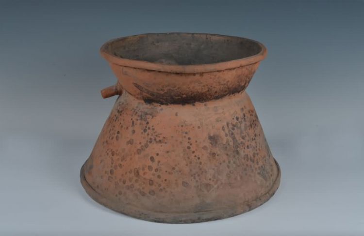 现代黎族泥条盘筑法制作蒸酒陶器