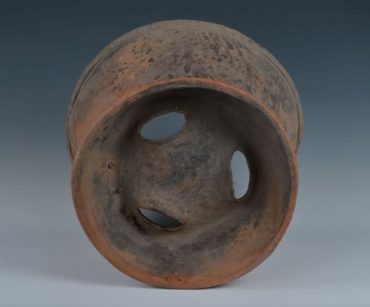 现代黎族泥条盘筑法制作蒸酒陶器