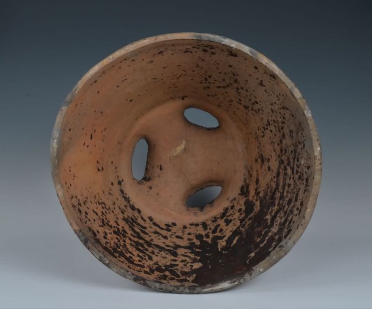 现代黎族泥条盘筑法制作蒸酒陶器