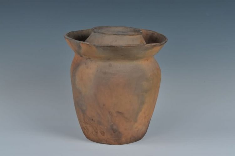 现代黎族泥条盘筑法制作双口陶罐