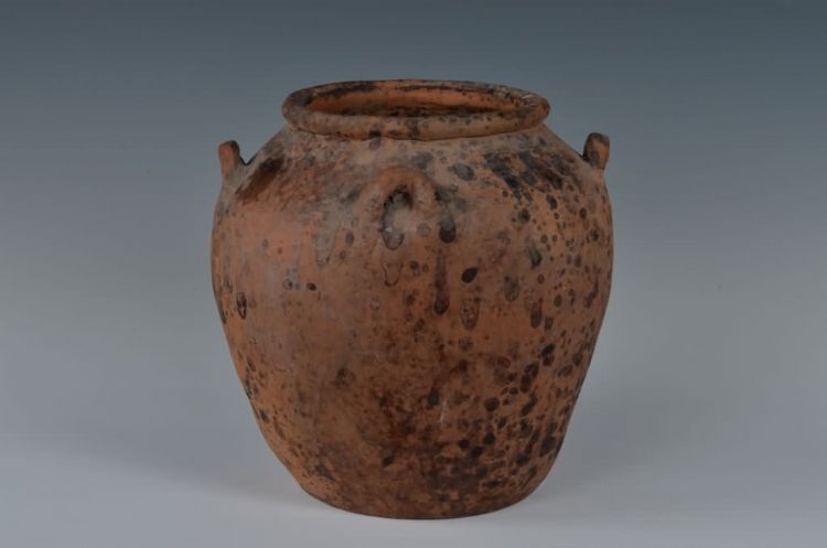 现代黎族泥条盘筑法制作四耳陶罐