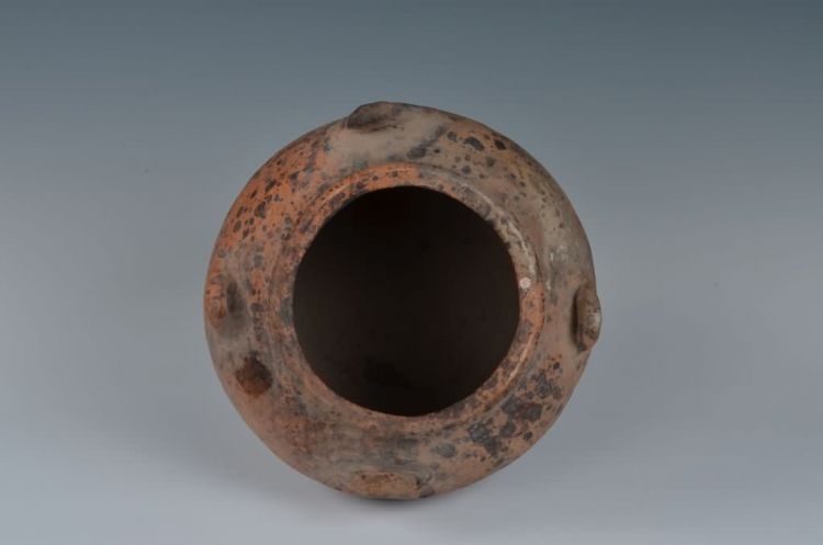 现代黎族泥条盘筑法制作四耳陶罐