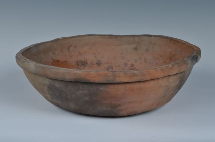 现代黎族泥条盘筑法制作陶盆