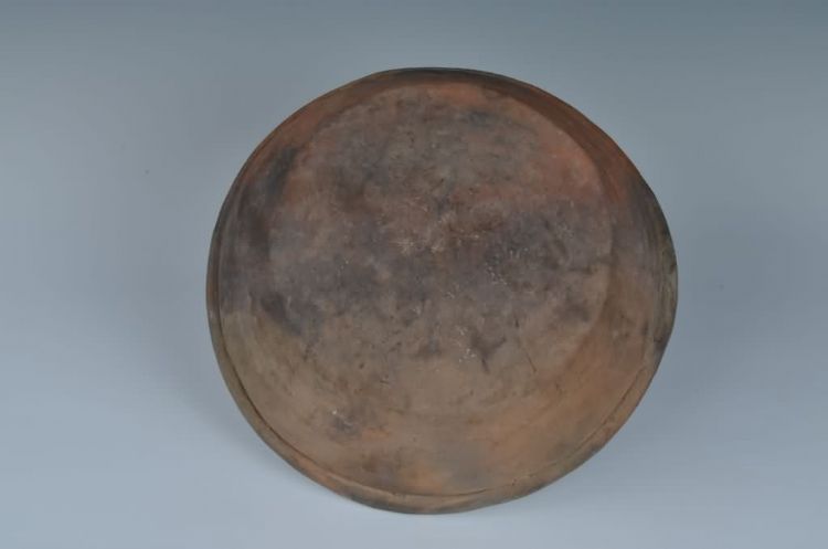 现代黎族泥条盘筑法制作陶盆