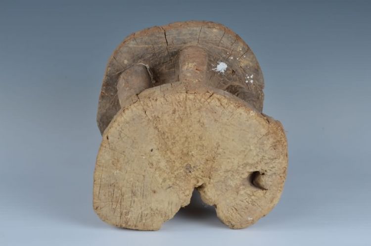 现代黎族多脚独木凳