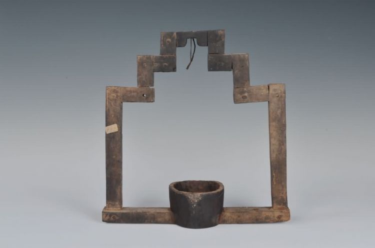 现代黎族木油灯