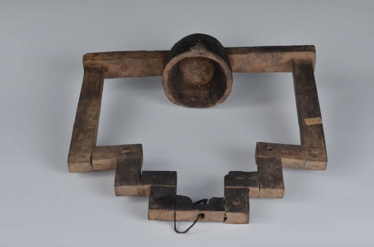 现代黎族木油灯