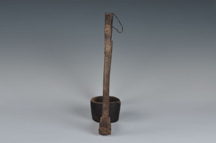 现代黎族木油灯