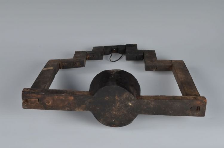 现代黎族木油灯