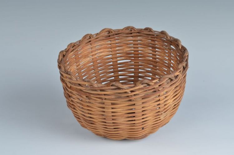 现代黎族竹编虑酒筐