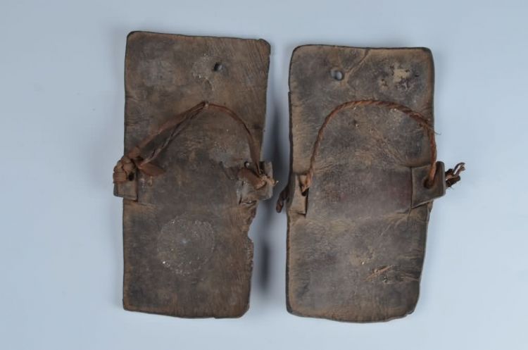 现代黎族人字牛皮拖鞋