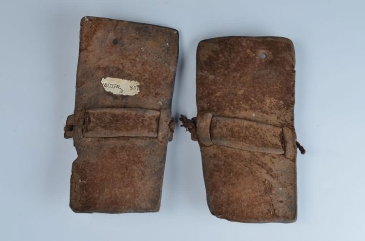 现代黎族人字牛皮拖鞋