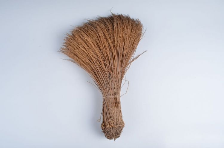 现代黎族稻草扫把