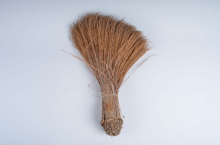 现代黎族稻草扫把