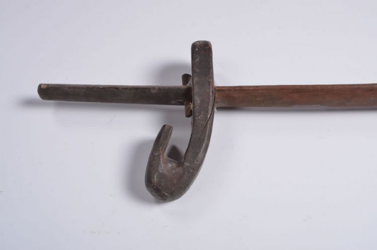 现代黎族有钩扁担