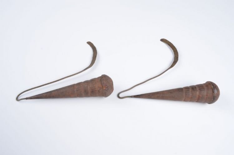 现代黎族铝耳环