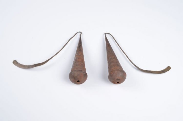 现代黎族铝耳环