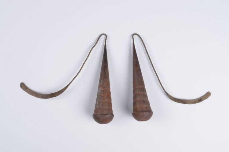 现代黎族铝耳环