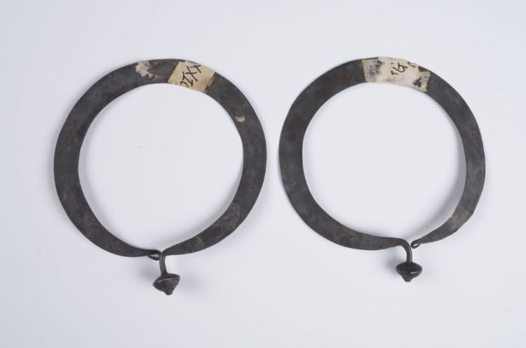 现代黎族铝耳环