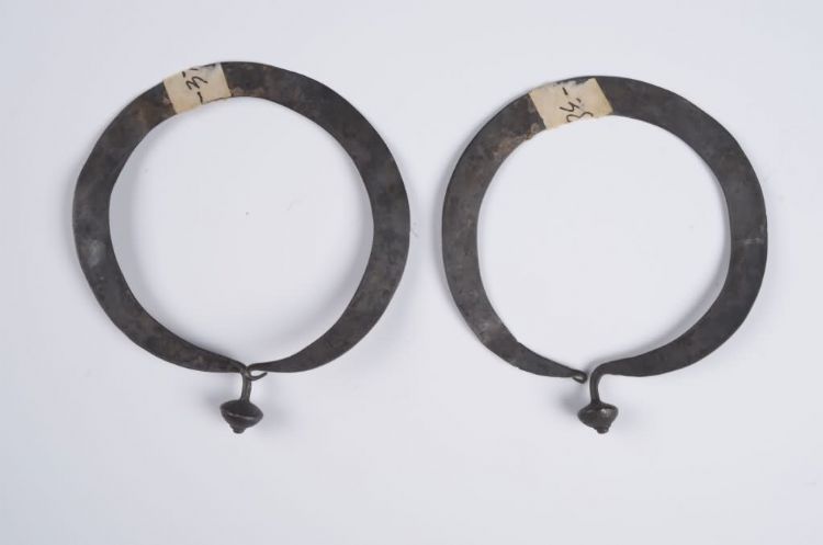 现代黎族铝耳环