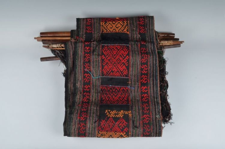 现代黎族踞腰织机