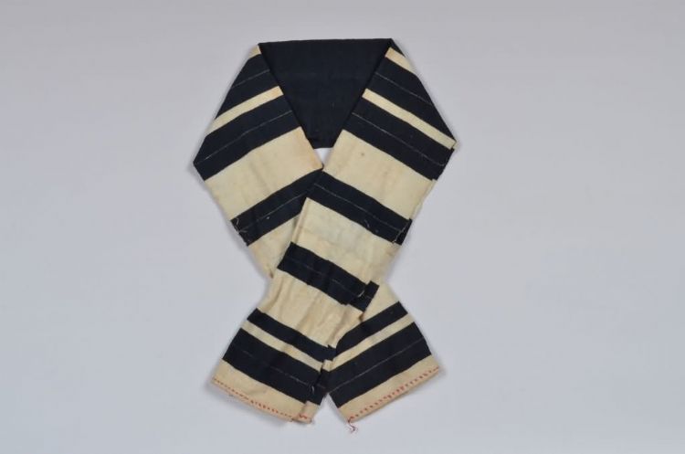 现代黎族美孚方言区女子黑白条纹头巾