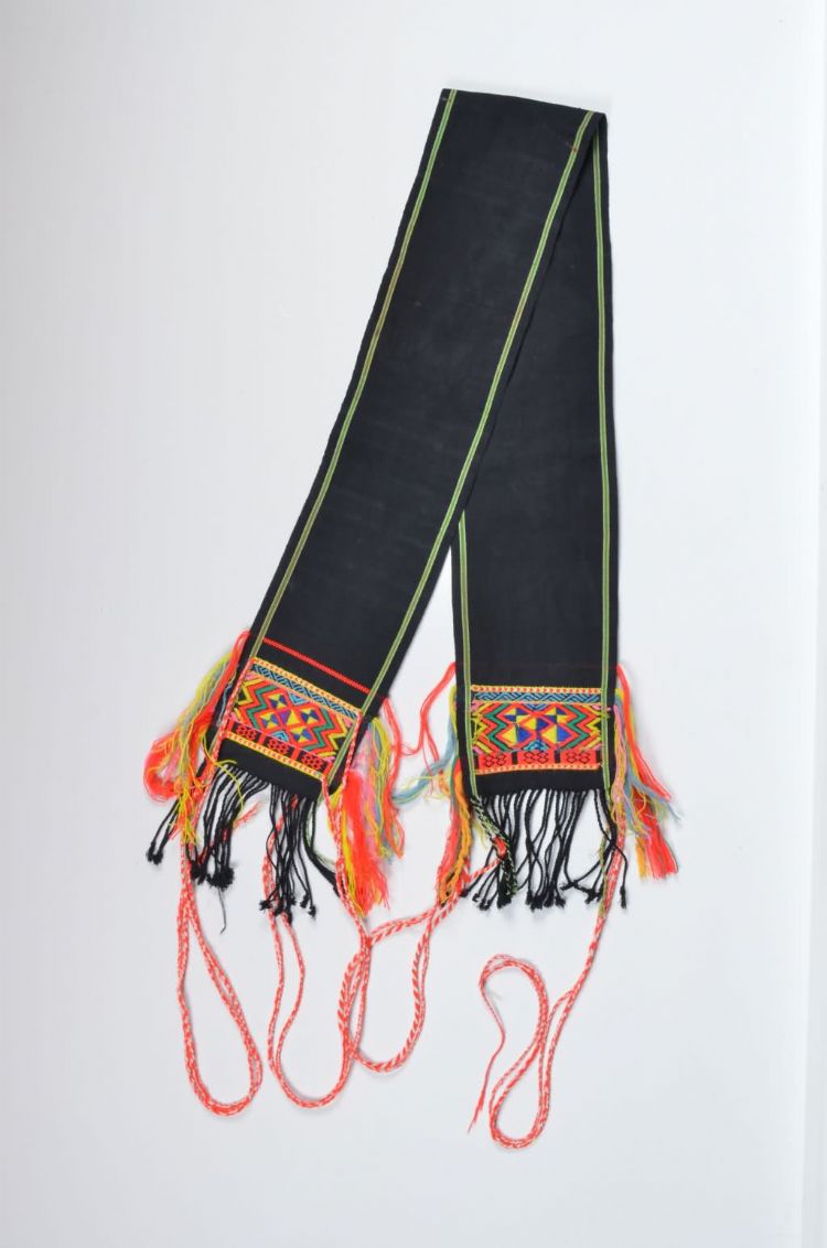 现代黎族几何纹头巾