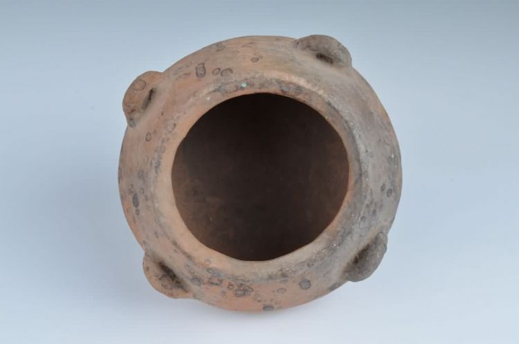 现代黎族泥条盘筑法制作四耳陶罐