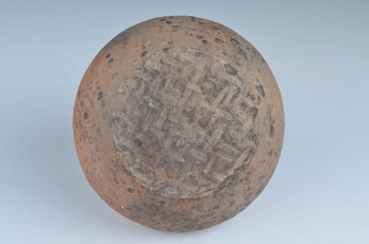 现代黎族泥条盘筑法制作四耳陶罐