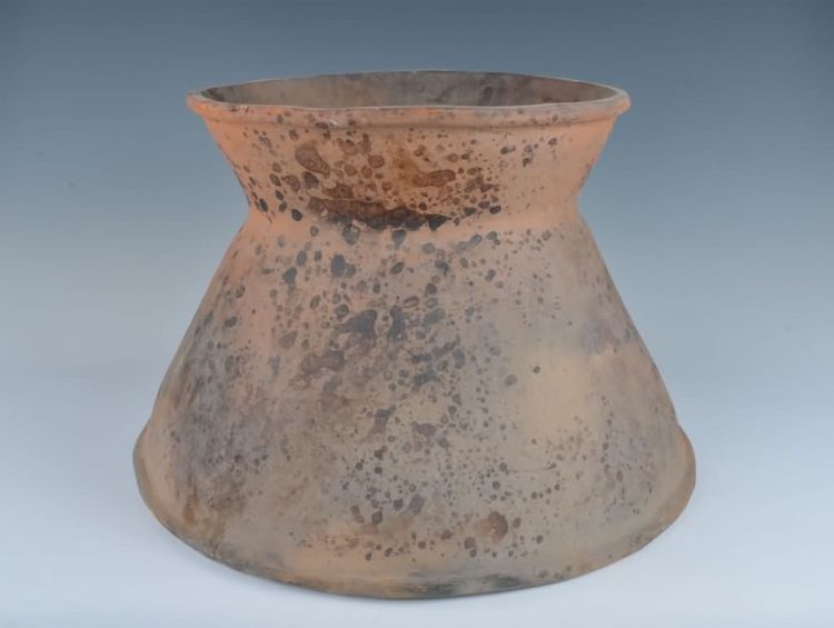 现代黎族制作陶蒸酒器